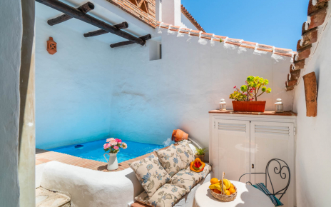 Filtered plunge pool 